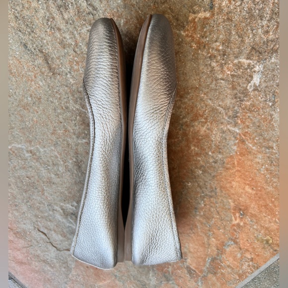 Tory Burch Silver/Pewter Ruby Ballet Flats Logo Pebbled Leather Size 8 - Picture 2 of 6